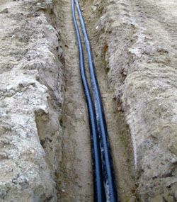 Прокладка кабеля в земле часто производится с применением спецтехники
